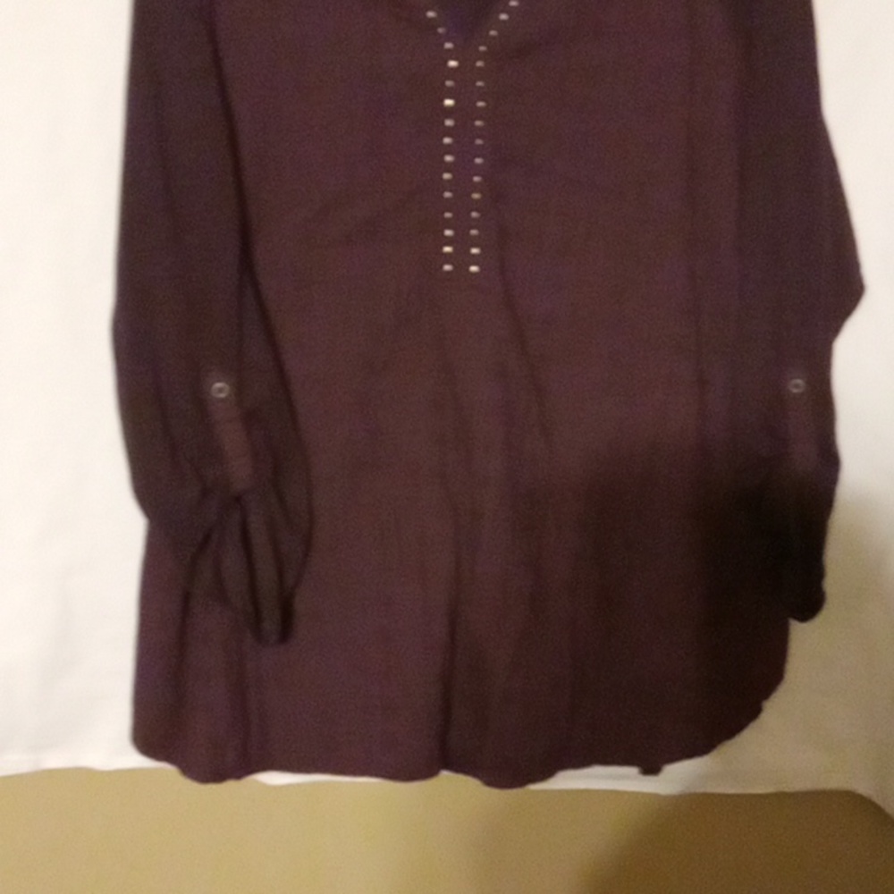 Maroon top by Gloria Vanderbilt  1x sequence  on top 100%cotton